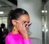 Bruna Marquezine ainda esbanjou estilo com um óculos preto e rosa