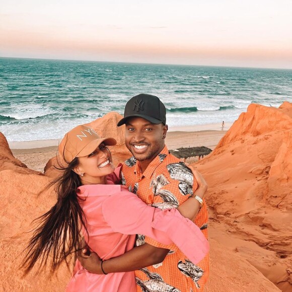 "Estou muito feliz de estar fazendo essa homenagem para você e te parabenizar pelo sucesso de sempre, pelos 20 anos de carreira, te amo muito, meu amor", disse Carol Peixinho