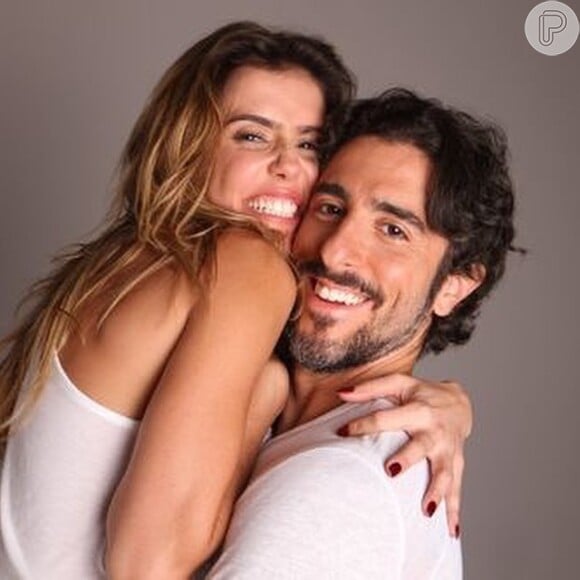A atriz Deborah Secco brincou ao falar de suposto affair com Marcos Mion: 'Eu sempre falo que é um elogio enorme porque nós devemos realmente fazer super bem a peça e todo mundo acredita que estamos juntos'