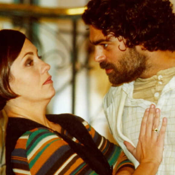 Petruchio e Catarina se provocam quando ele descobre gravidez da mulher, na novela 'O Cravo e a Rosa'