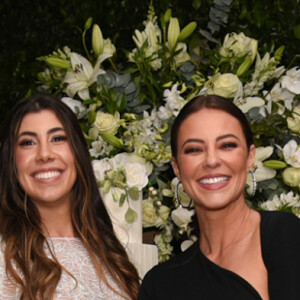 Paolla Oliveira surgiu poderosa com vestido preto e uma fenda que deixou suas pernas à mostra