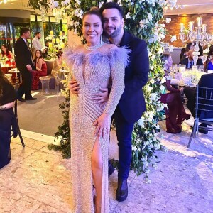 Marido de Simony, o cantor Felipe Rodriguez está acompanhando a amada no hospital durante um novo ciclo de quimioterapia
