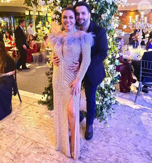 Marido de Simony, o cantor Felipe Rodriguez está acompanhando a amada no hospital durante um novo ciclo de quimioterapia
