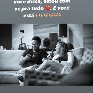 "2 anos e meio atrás você disse, estou com você pra tudo. E você está. Te amo", escreveu Simony
