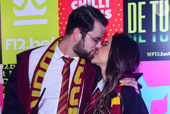 Gustavo Marsengo e Laís Caldas trocaram beijos em festa de Viih Tube