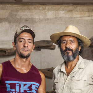 José Leôncio e José Lucas conversam sobre Tenório, na novela 'Pantanal'