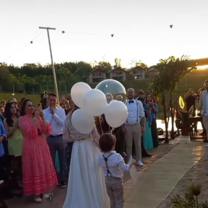 Mari Palma caminha até altar com o sobrinho, Dom