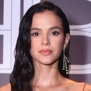 Bruna Marquezine foi uma das famosas que compareceu ao Baile do BB, festa promovida por Beto Pacheco, nesta sexta-feira (26)