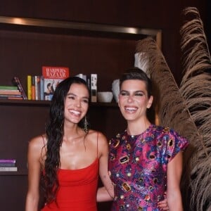 Bruna Marquezine se limitou a posar para os fotógrafos e, também, tirou fotos com outros famosos, mas evitou dar entrevistas