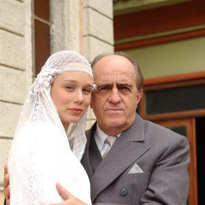 Na novela 'Chocolate com Pimenta', abandonada por Danilo (Murilo Benício), Ana (Mariana Ximenes) se casou com Ludovico (Ary Fontoura)