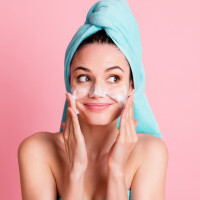 Limpeza facial para uma pele linda e hidratada: aqui estão os produtos certos para cada etapa do skincare