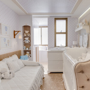 Viviane Araujo escolheu um quarto branco clássico com detalhes sutis em azul