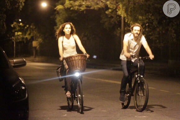 Camila Pitanga e Sergio Siviero já foram fotografados andando juntos de bicicleta