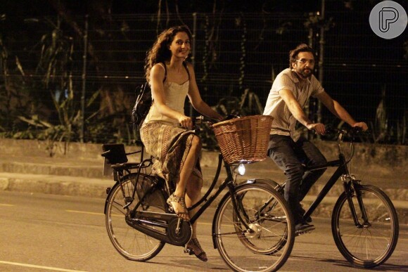 Camila Pitanga e Sergio Siviero já foram fotografados andando de bicicleta juntos