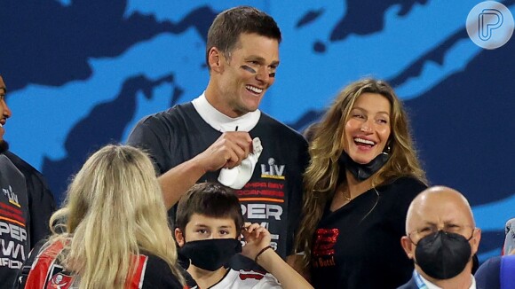 Após viagem de Gisele, Tom Brady ficou em casa com os filhos