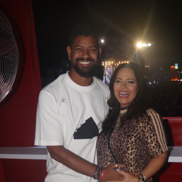 Viviane Araújo curte segundo dia de shows do Rock in Rio com o marido, Guilherme Militão