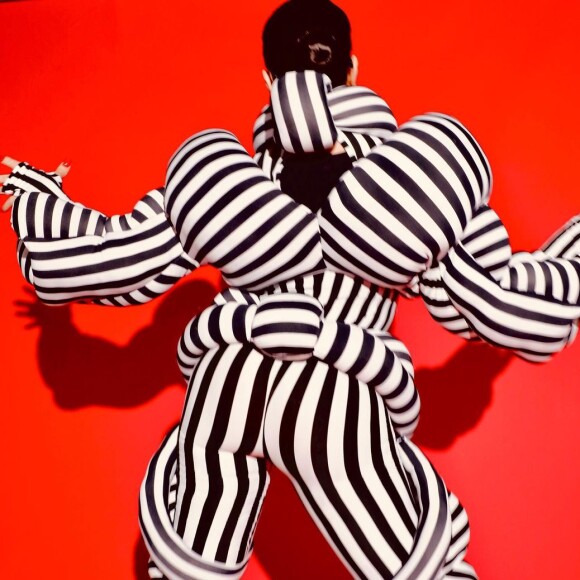 Gkay apostou em criação de Rober Dognani em figurino com enchimentos