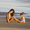 Alessandra Ambrosio foi fotografada em outubro curtindo dia de praia com o filho, Noah, nos Estados Unidos