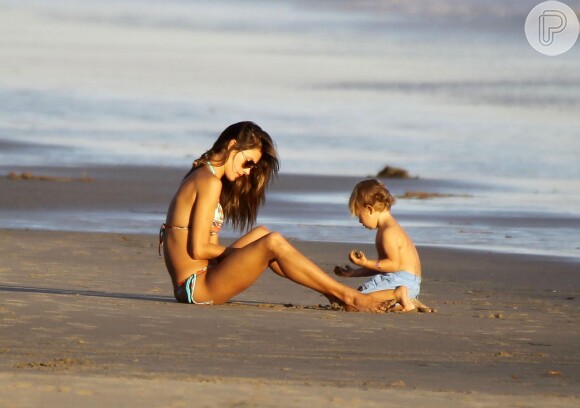 Alessandra Ambrosio foi fotografada em outubro curtindo dia de praia com o filho, Noah, nos Estados Unidos
