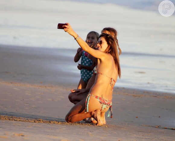 Alessandra Ambrosio tirou selfie com a filha, Anja, e uma amiguinha da menina