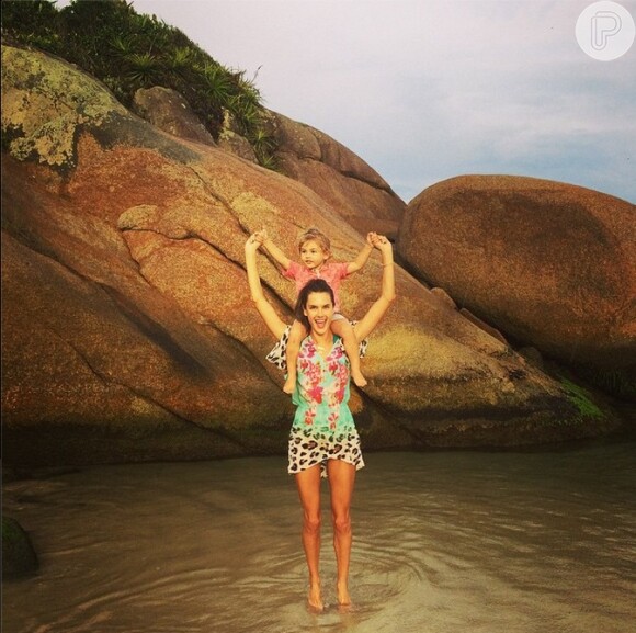 Alessandra Ambrosio leva o filho, Noah, à praia em Santa Catarina, em 21 de dezembro de 2014