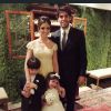 Carol Celico e Kaká posam para foto ao lado dos filhos, Luca e Isabella, em casamento, em 20 de dezembro de 2014