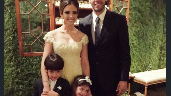 Carol Celico e Kaká posam juntos ao lado dos filhos em casamento após separação