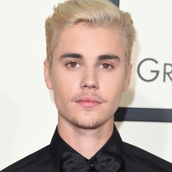 Justin Bieber divulgou uma carta para os fãs para justificar cancelamento dos shows em São Paulo