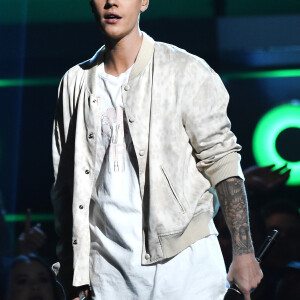Justin Bieber relembrou a luta contra a Síndrome de Ramsay-Hunt, doença que deixou seu rosto paralisado