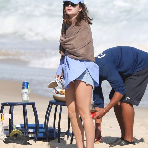 Jade Picon deixou a praia toda coberta