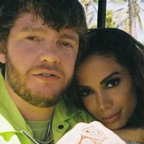 Fim do namoro? Após boatos de término, Anitta apaga fotos e para de seguir Murda Beatz 
 