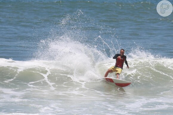 Apaixonado pelo surfe, Paulinho Vilhena sempre aproveita os momentos de folga para praticar o esporte nas praias cariocas