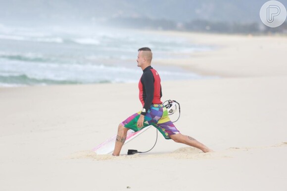 Paulinho Vilhena sempre se exercita antes de entrar no mar para surfar