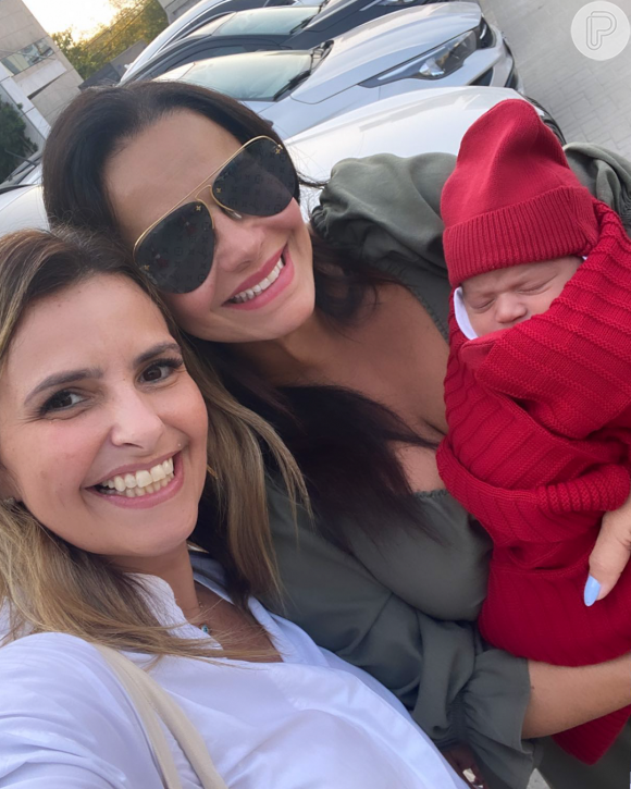 Filho de Viviane Araujo posa com a mamãe e com a madrinha, Debora Martinez