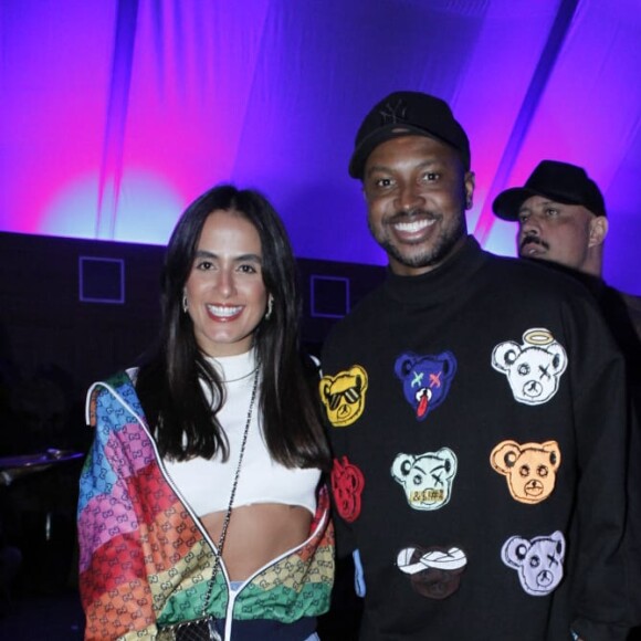 Thiaguinho posou para fotos com a namorada, Carol Peixinho