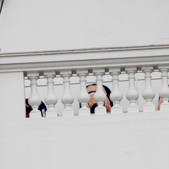 Dua Lipa mostrou toda a elasticidade enquanto praticava ioga