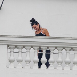 Dua Lipa foi flagrada fazendo ioga na manhã desta segunda-feira (12)