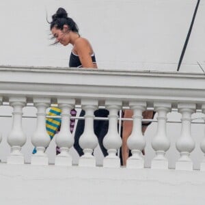 Após Rock In Rio, Dua Lipa praticou ioga na varanda do hotel