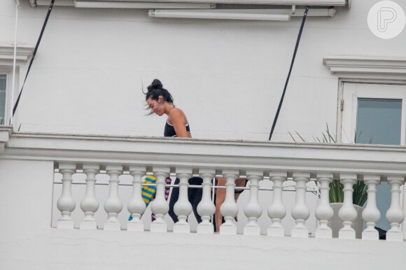 Após Rock In Rio, Dua Lipa praticou ioga na varanda do hotel
