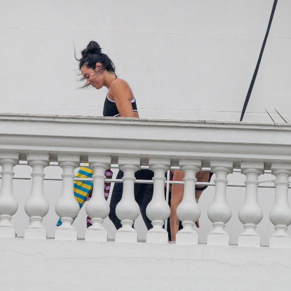 Após Rock In Rio, Dua Lipa praticou ioga na varanda do hotel