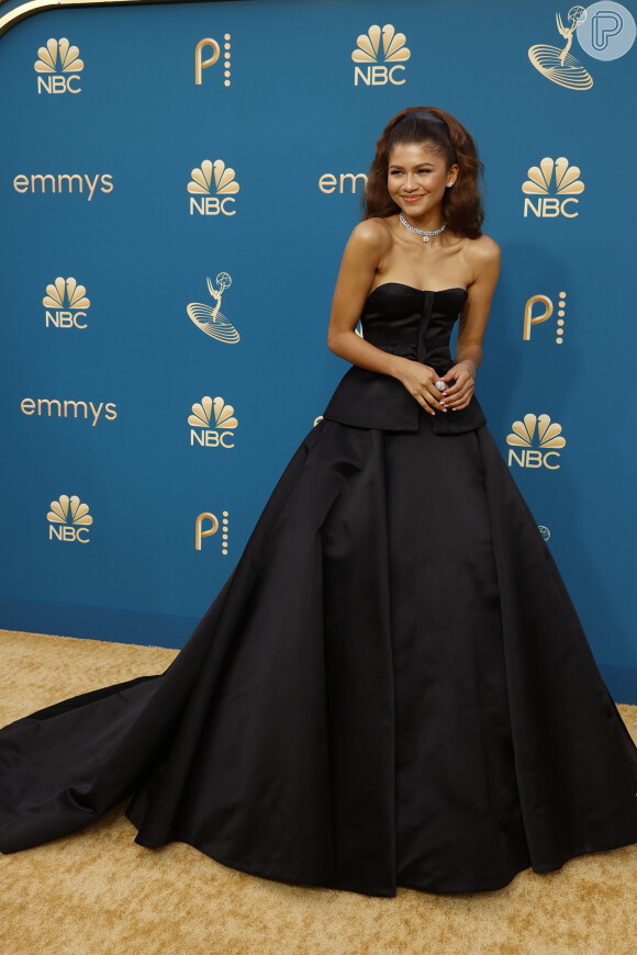 O vestido de Zendaya para o Emmy 2022 foi em tom clássico com toques modernos: a peça é da Valentino