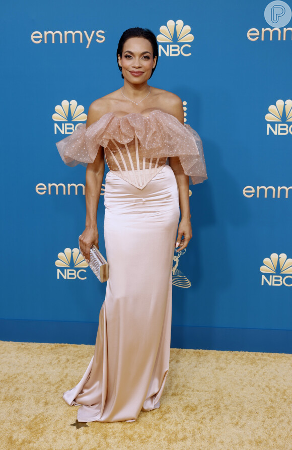 Barbiecore foi aposta de Rosario Dawson para o Emmy 2022: seu vestido tinha corset e volume no busto