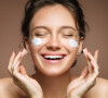 Uma rotina de skincare é capaz de diminuir os poros visíveis, as rugas e olheiras