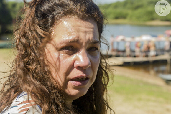 Maria Bruaca se apavora ao ver Alcides com revólver na mão, na novela 'Pantanal': 'O que é que é isso?'