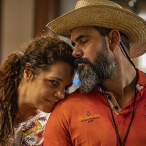 Maria Bruaca insiste em saber motivo de Alcides estar com revólver na mão, na novela 'Pantanal': 'Onde é que ocê arranjou?'