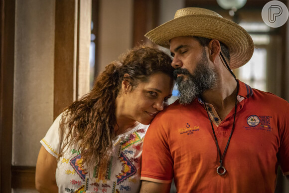 Maria Bruaca insiste em saber motivo de Alcides estar com revólver na mão, na novela 'Pantanal': 'Onde é que ocê arranjou?'