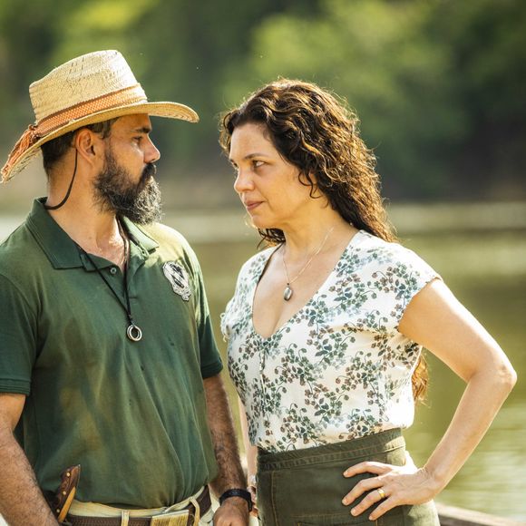 Alcides tenta encerrar o assunto com Maria Bruaca, na novela 'Pantanal': 'Eu vou sair pra lida, Maria, não vou pra guerra'