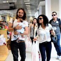 Igor Rickli circula com filho, Antônio, no colo em aeroporto no Rio de Janeiro
