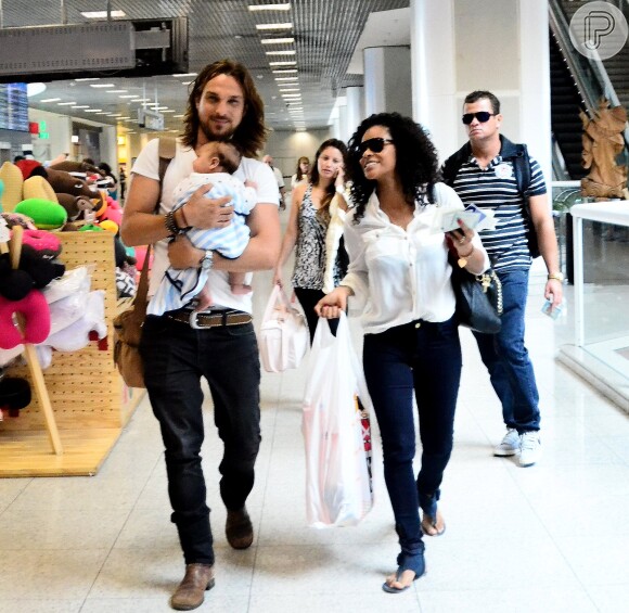 Igor Rickli e Aline Wirley embarcam na terça-feira, 23 de dezembro de 2014, com o filho Antônio no aeroporto Santos Dumont, no Rio de Janeiro