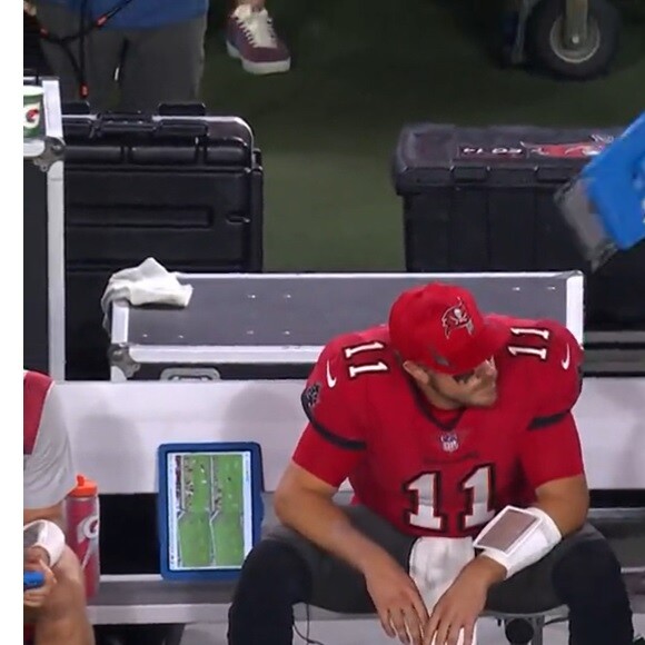 Tom Brady quebrou um tablet durante a partida no fim de semana